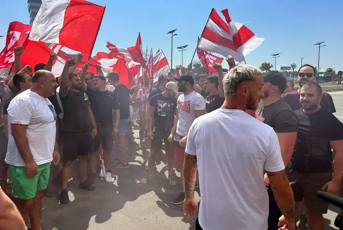 Celebra galerie a Stelei Roșii Belgrad „s-a mutat” pe aeroport » Fostul fotbalist al lui Inter a fost primit ca un rege