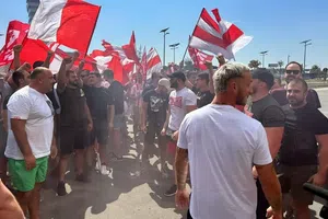 Celebra galerie a Stelei Roșii Belgrad „s-a mutat” pe aeroport » Fostul fotbalist al lui Inter a fost primit ca un rege