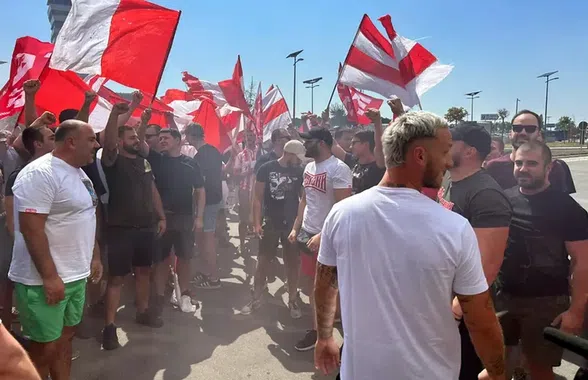 Celebra galerie a Stelei Roșii Belgrad „s-a mutat” pe aeroport » Fostul fotbalist al lui Inter a fost primit ca un rege