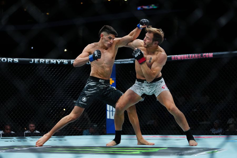 Islam Dulatov, în meciul cu Adam Fugitt, la UFC 318. Foto: Imago Images A câștigat lupta din UFC, apoi a pornit către podiumul Versace: „Arăt bine, nu?”