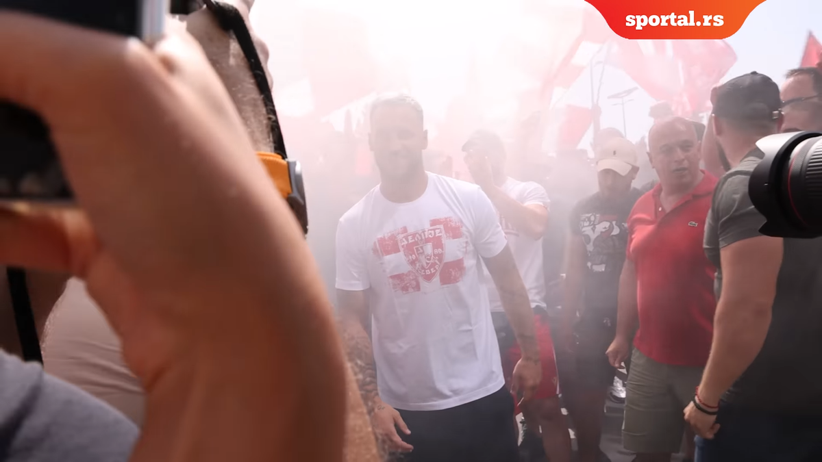 Celebra galerie a Stelei Roșii Belgrad „s-a mutat” pe aeroport » Fostul fotbalist al lui Inter a fost primit ca un rege