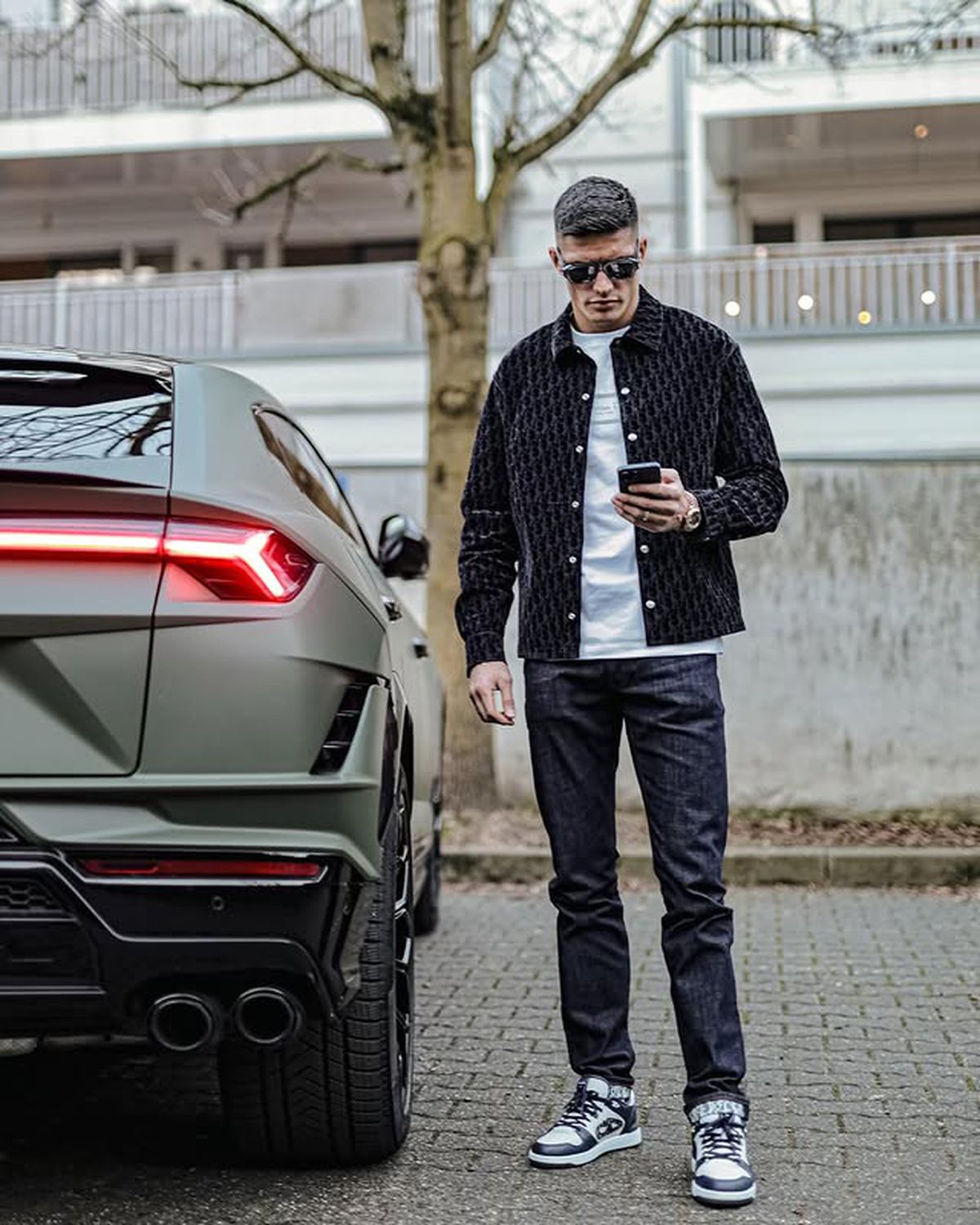 A câștigat lupta din UFC, apoi a pornit către podiumul Versace: „Arăt bine, nu?”