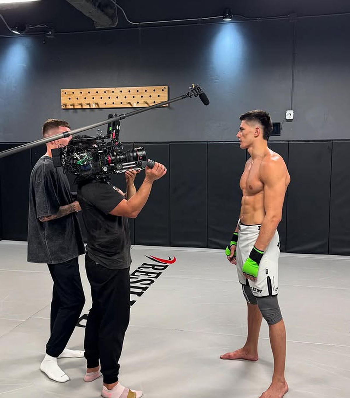 A câștigat lupta din UFC, apoi a pornit către podiumul Versace: „Arăt bine, nu?”