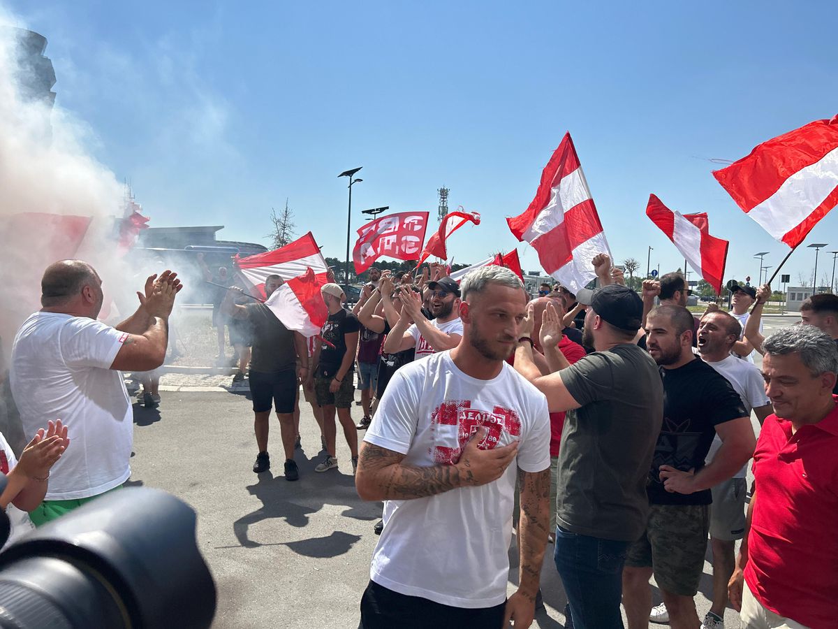 Nebunie la sosirea lui Marko Arnautovic la Belgrad