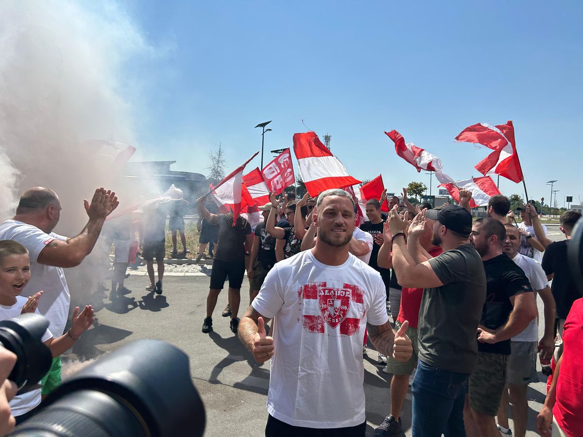 Celebra galerie a Stelei Roșii Belgrad „s-a mutat” pe aeroport » Fostul fotbalist al lui Inter a fost primit ca un rege