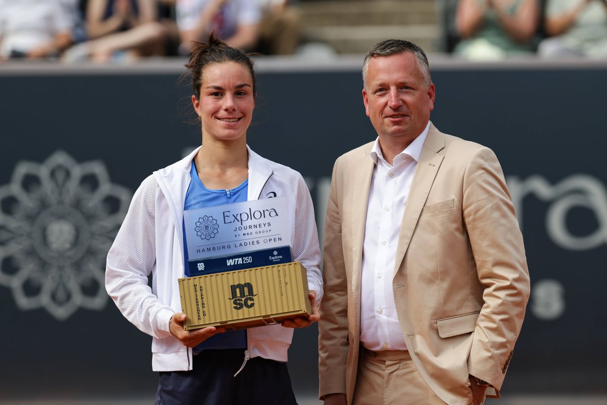 A câștigat primul turneu WTA din carieră și a primit un „pachet-surpriză” în locul trofeului