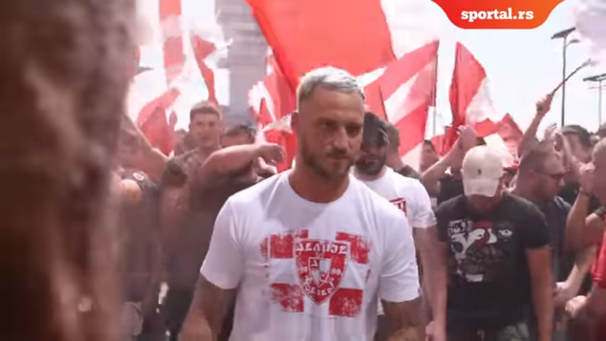 Celebra galerie a Stelei Roșii Belgrad „s-a mutat” pe aeroport » Fostul fotbalist al lui Inter a fost primit ca un rege