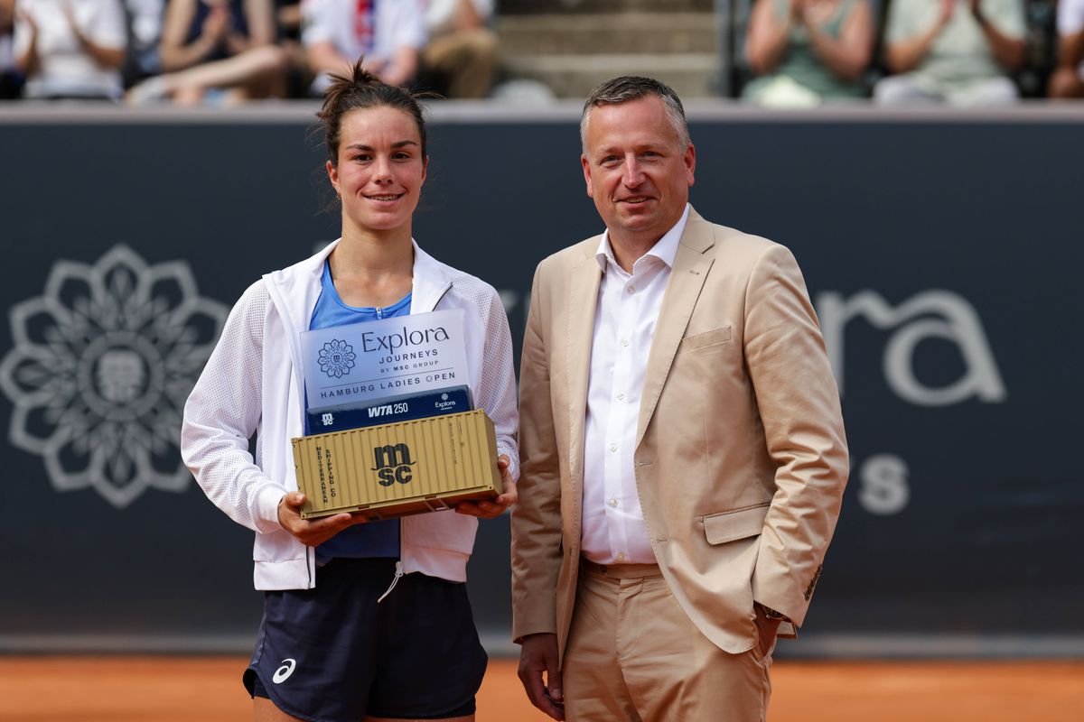 A câștigat primul turneu WTA din carieră și a primit un „pachet-surpriză” în locul trofeului