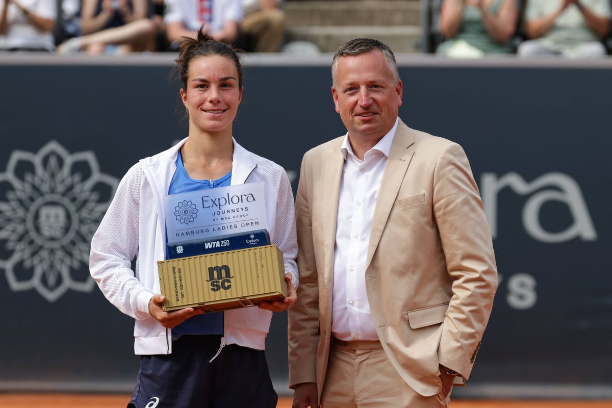 A câștigat primul turneu WTA din carieră și a primit un „pachet-surpriză” în locul trofeului