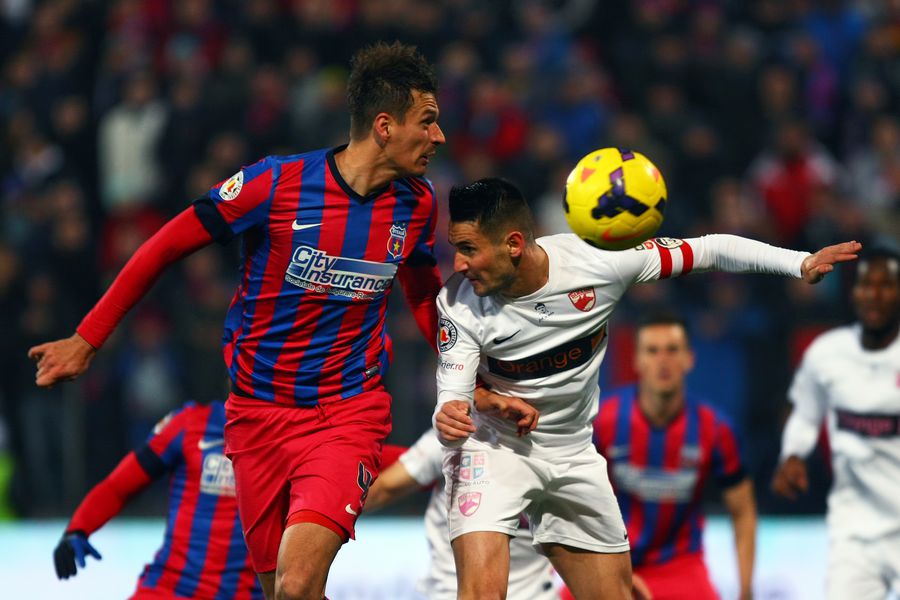 Lukasz Szukala, jucând într-un FCSB - Dinamo Vizită surpriză la Dinamo - Botoșani » „Călăul” din derby-urile cu FCSB a fost invitatul lui Andrei Nicolescu