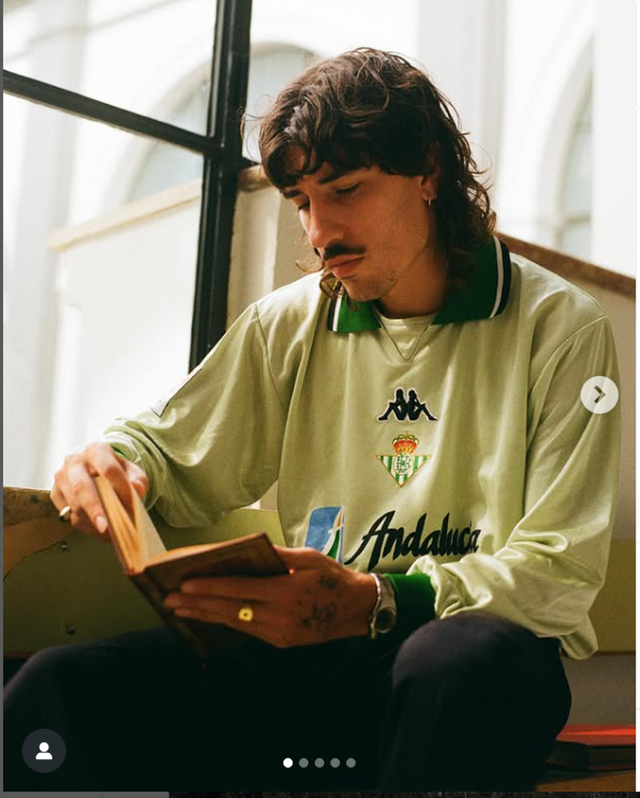 Hector Bellerin citind pe coridorul Universității din Sevilla Foto: Instagram / Hector Bellerin „Literatura mi-a schimbat viața” » A jucat la Barcelona, dar a făcut istorie la Arsenal, iar acum uimește The Guardian: „Aceasta e lista mea de cărți”