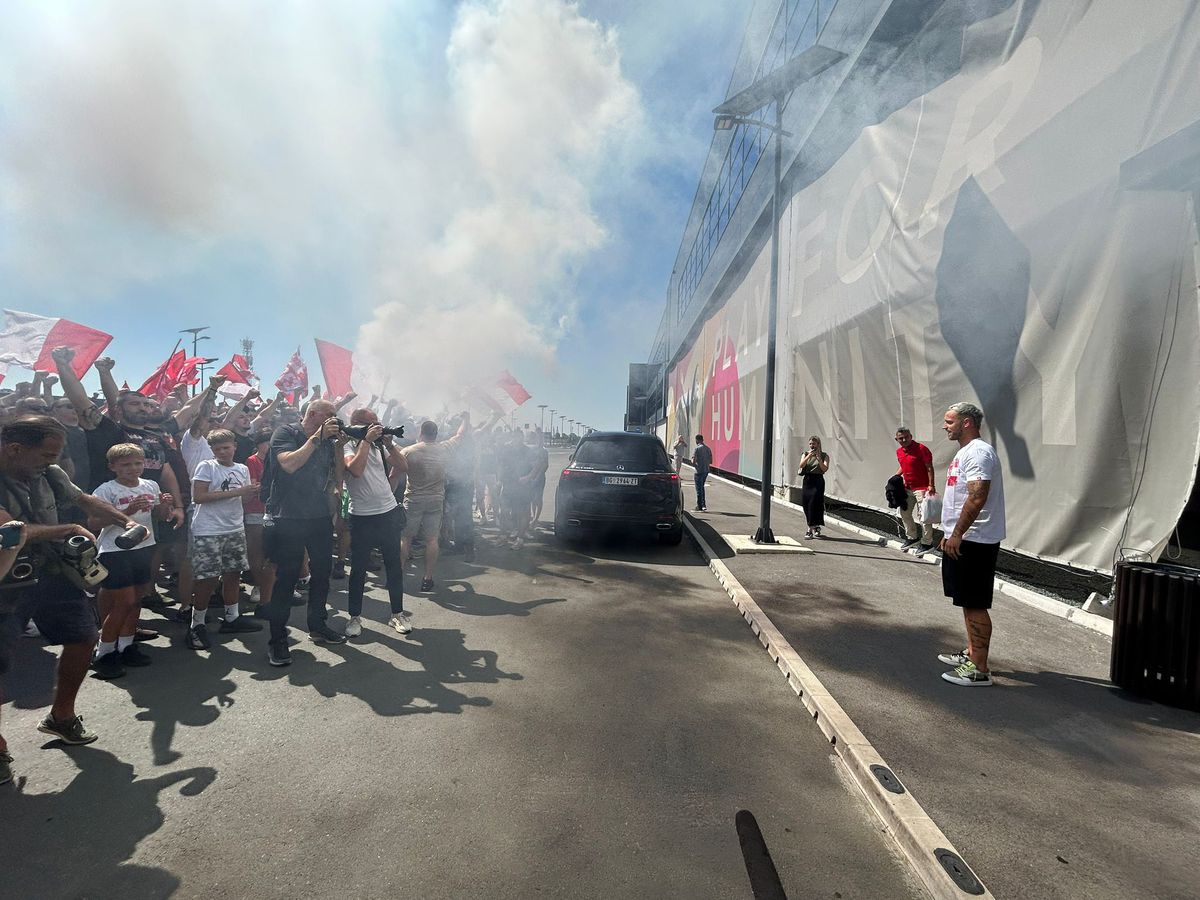 Celebra galerie a Stelei Roșii Belgrad „s-a mutat” pe aeroport » Fostul fotbalist al lui Inter a fost primit ca un rege