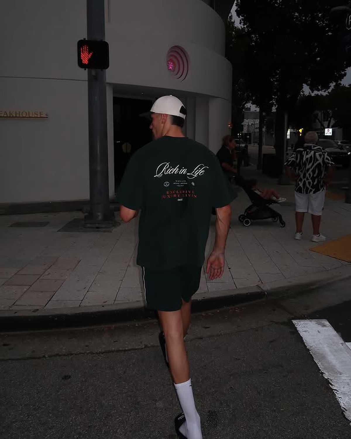 A câștigat lupta din UFC, apoi a pornit către podiumul Versace: „Arăt bine, nu?”