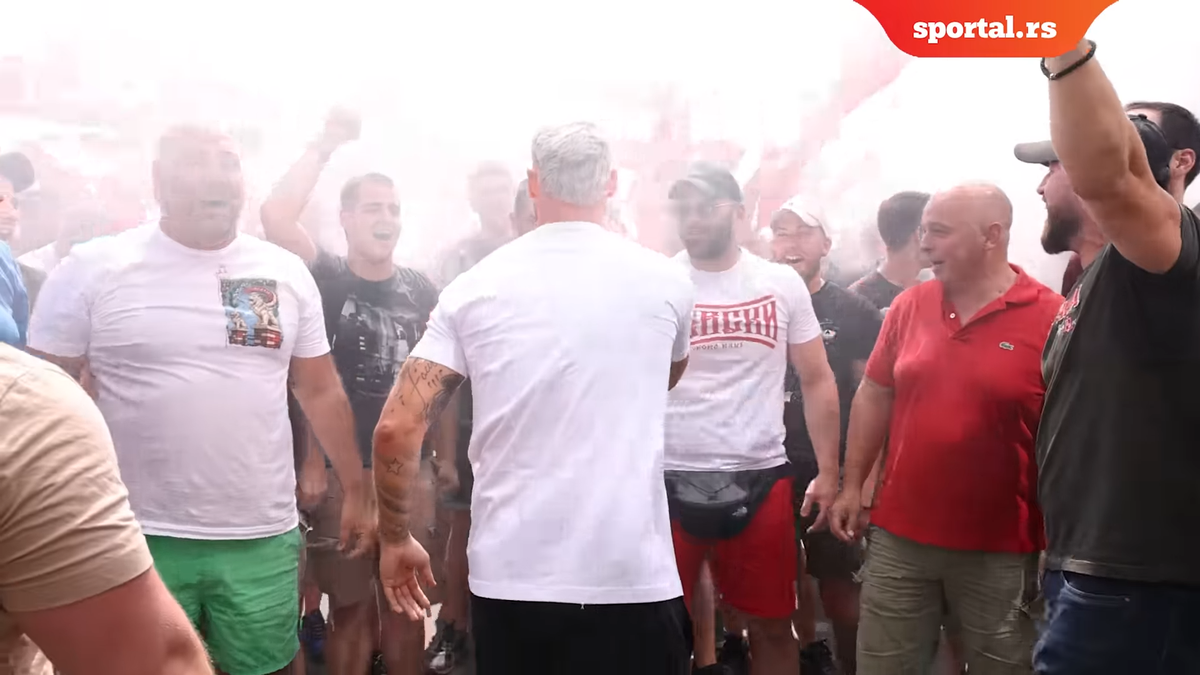 Celebra galerie a Stelei Roșii Belgrad „s-a mutat” pe aeroport » Fostul fotbalist al lui Inter a fost primit ca un rege