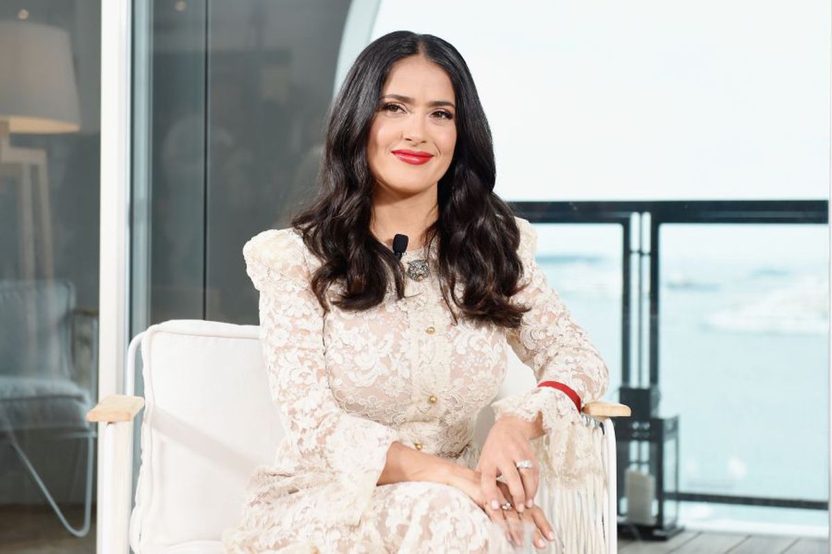 Fără machiaj, fără retușuri! Cum a apărut Salma Hayek pe plaja din Grecia » Imaginile sunt demențiale