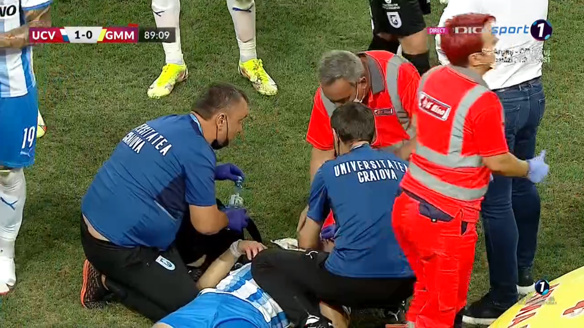 Intrare violentă în finalul meciului CSU Craiova - Gaz Metan! Ambulanța a intrat pe gazon