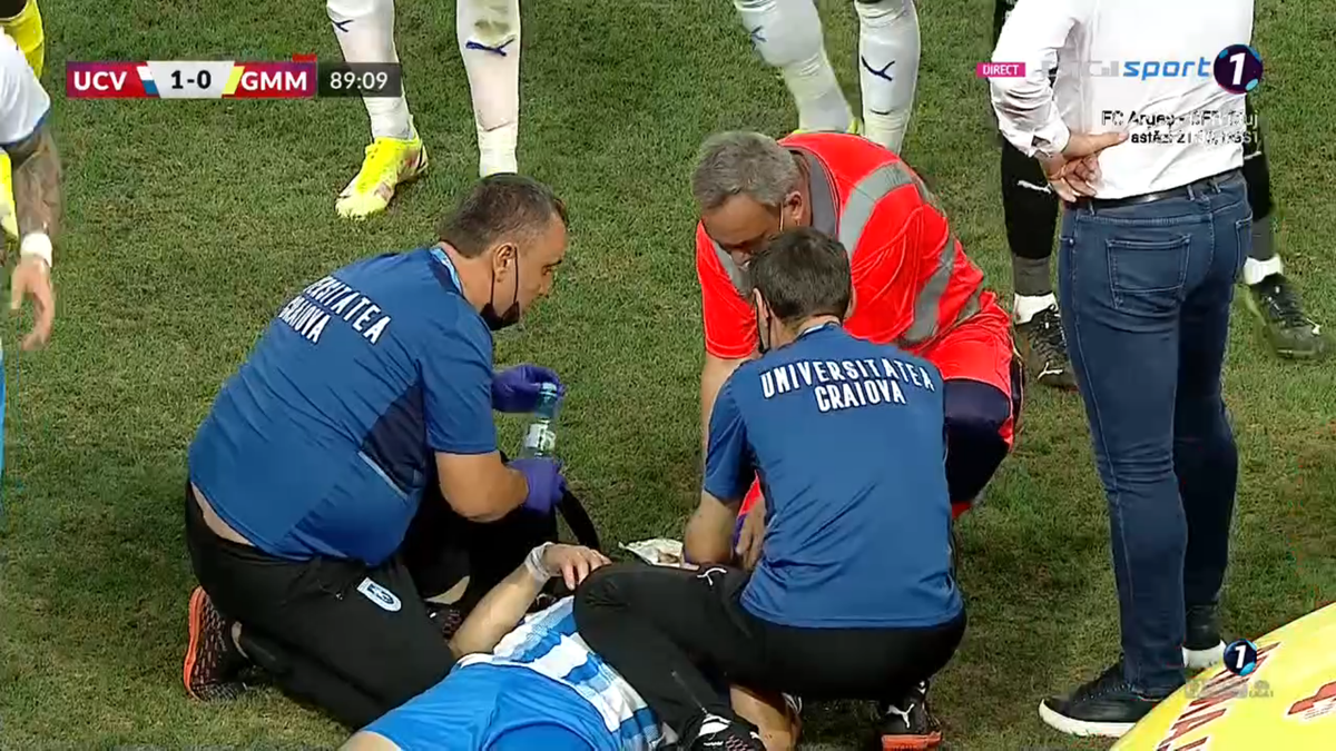 Intrare violentă în finalul meciului CSU Craiova - Gaz Metan! Ambulanța a intrat pe gazon