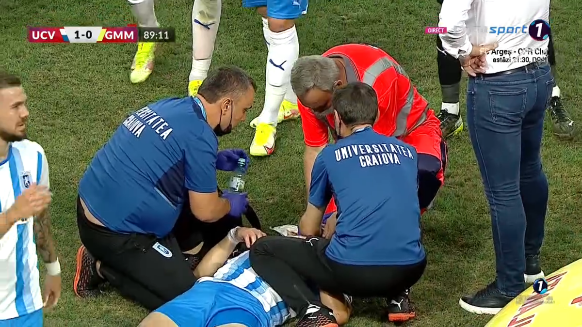 Intrare violentă în finalul meciului CSU Craiova - Gaz Metan! Ambulanța a intrat pe gazon