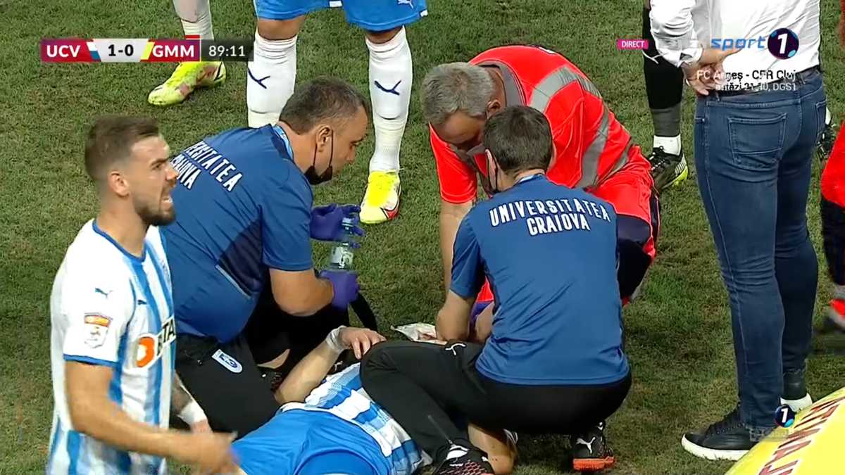 Intrare violentă în finalul meciului CSU Craiova - Gaz Metan! Ambulanța a intrat pe gazon