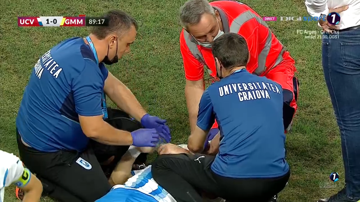 Intrare violentă în finalul meciului CSU Craiova - Gaz Metan! Ambulanța a intrat pe gazon