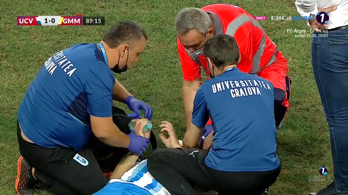 Intrare violentă în finalul meciului CSU Craiova - Gaz Metan! Ambulanța a intrat pe gazon