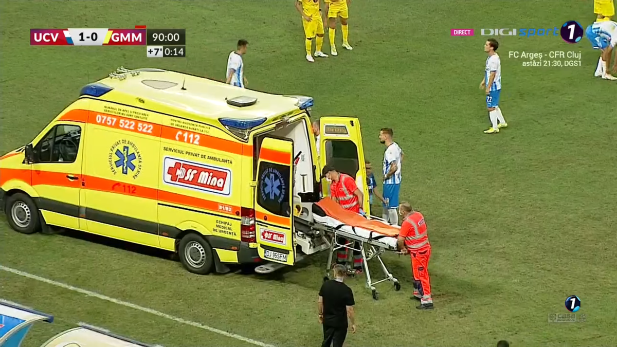 Intrare violentă în finalul meciului CSU Craiova - Gaz Metan! Ambulanța a intrat pe gazon