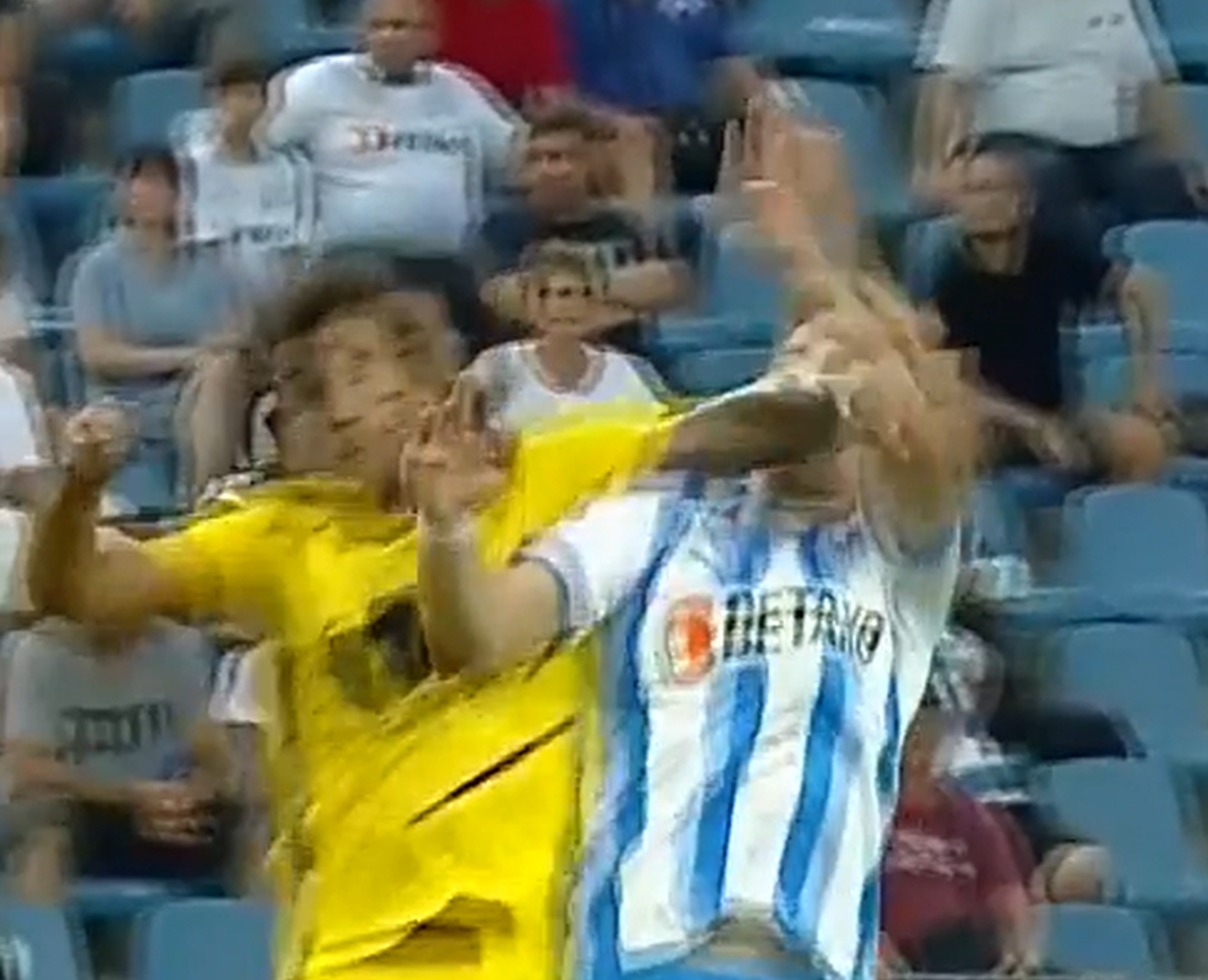 Intrare violentă în finalul meciului CSU Craiova - Gaz Metan! Ambulanța a intrat pe gazon