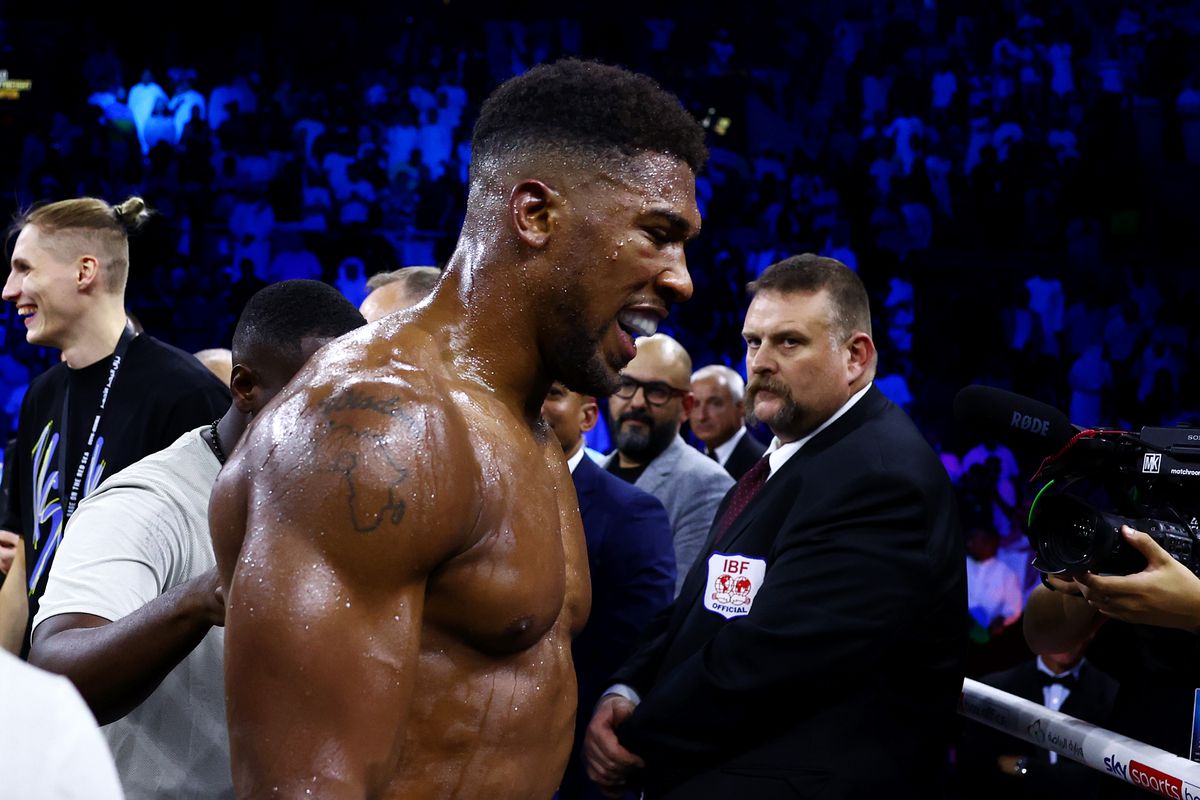 Ucraineanul Usyk l-a învins din nou pe Anthony Joshua! Scandal după meci: a aruncat centurile și a plecat din ring