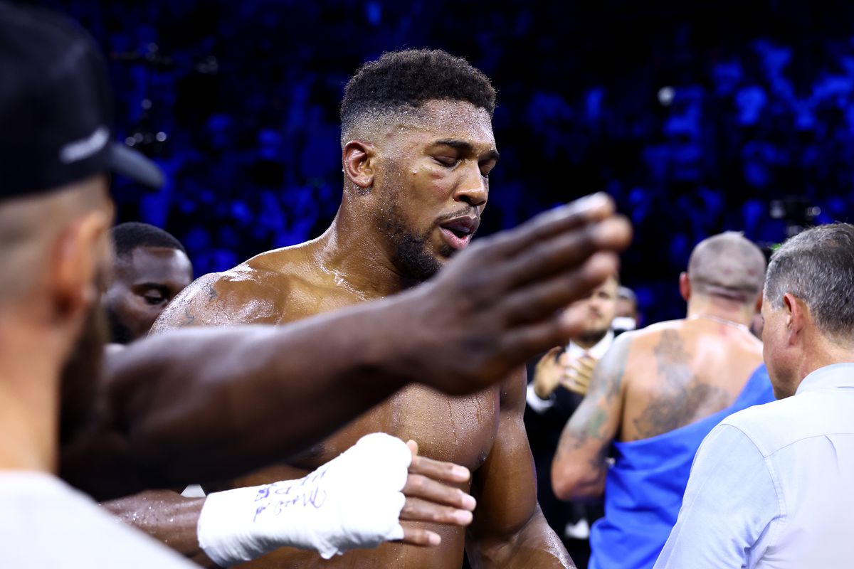 Ucraineanul Usyk l-a învins din nou pe Anthony Joshua! Scandal după meci: a aruncat centurile și a plecat din ring