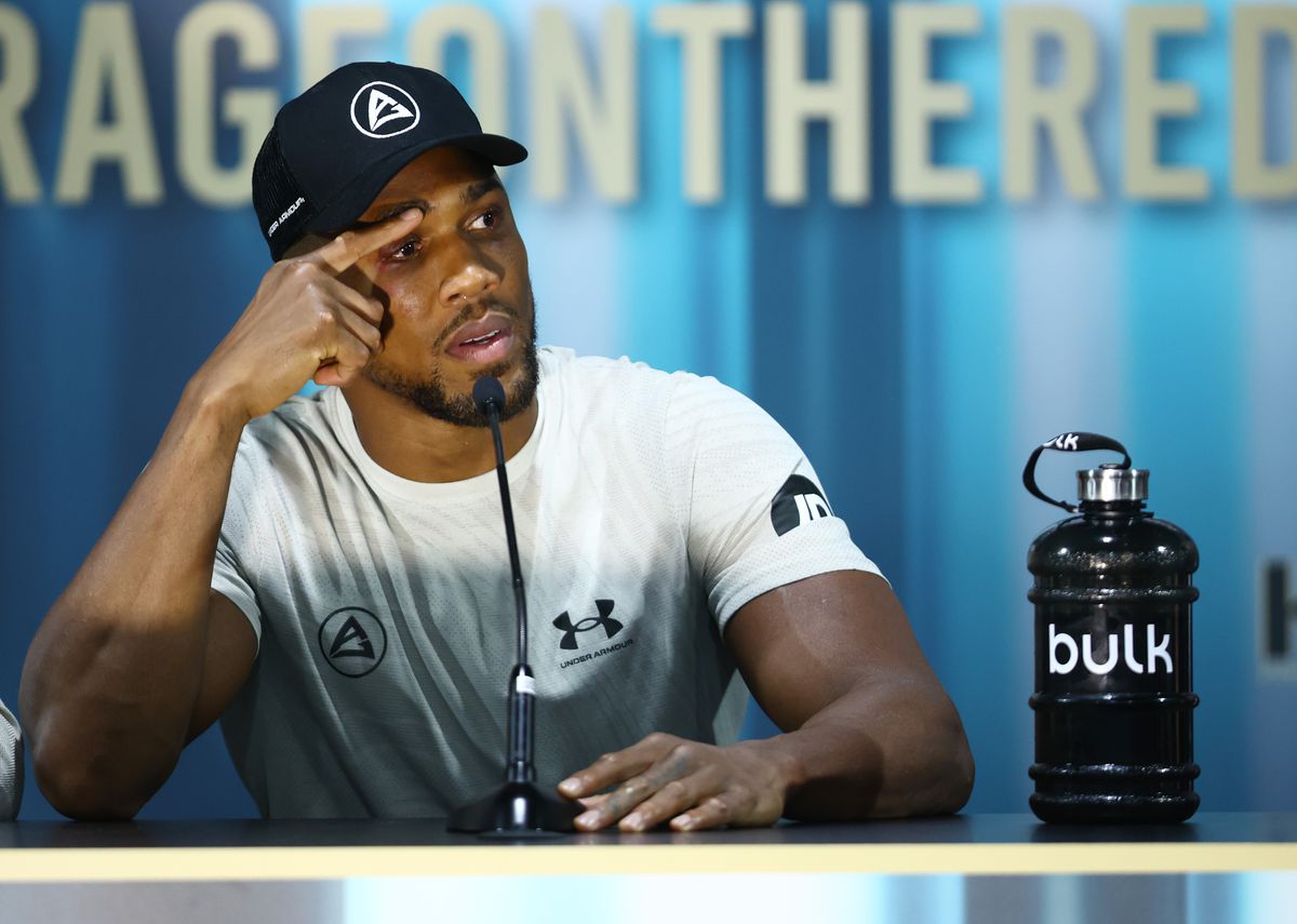 Ucraineanul Usyk l-a învins din nou pe Anthony Joshua! Scandal după meci: a aruncat centurile și a plecat din ring