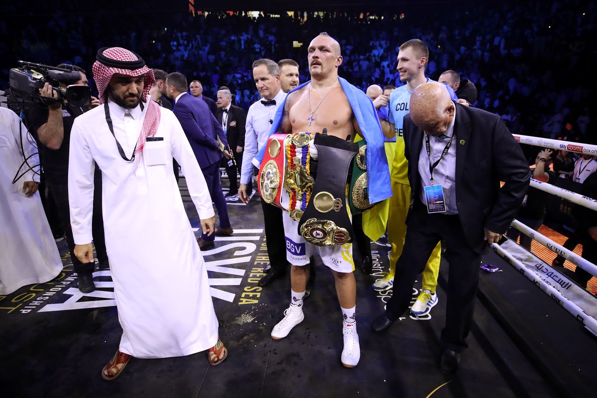 Ucraineanul Usyk l-a învins din nou pe Anthony Joshua! Scandal după meci: a aruncat centurile și a plecat din ring