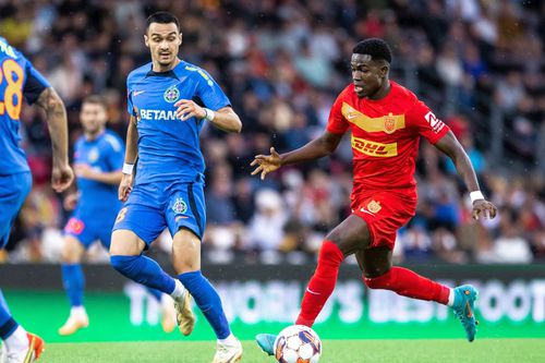 Ernest Nuamah, în duelul cu FCSB din Conference League / Sursă foto: Imago Images