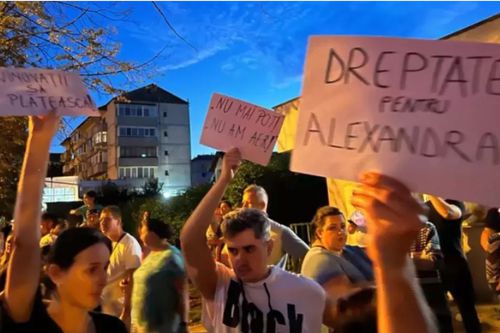 Aproximativ 300 de persoane s-au adunat duminică seară în fața Maternității Botoșani pentru a protesta / Sursă foto: Monitorul de Botoșani