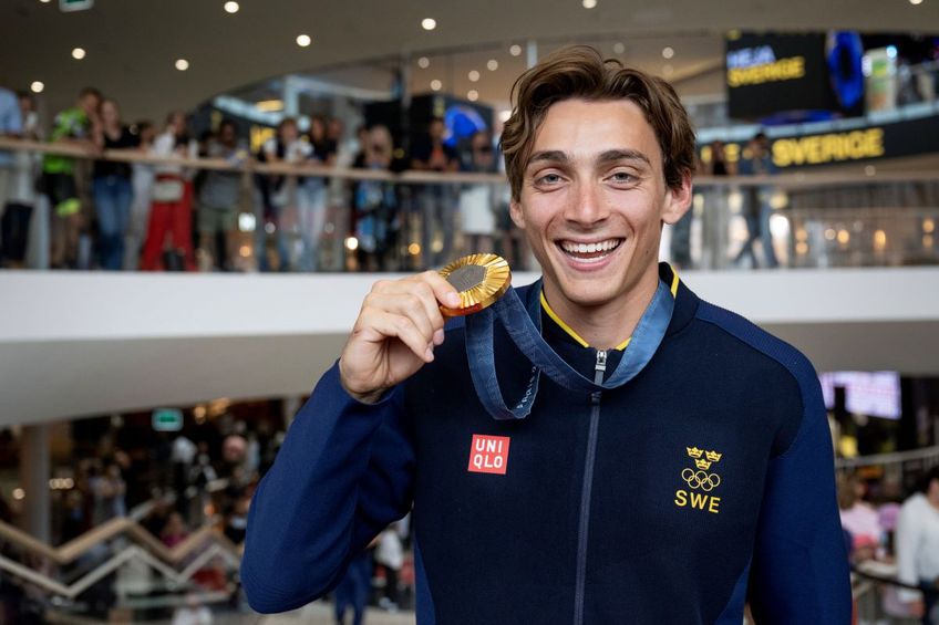 Armand Duplantis cu medalia olimpică de aur de la Paris Foto: Imago