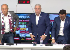 „Stați jos!” » Moment amuzant la finalul conferinței de prezentare a lui Marius Șumudică la Rapid: „M-ați speriat”