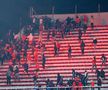 Ca după război! Imagini terifiante pe stadion: suporterii s-au umplut de sânge, au sărit din tribune, sunt zeci de răniți grav și cel puțin un mort