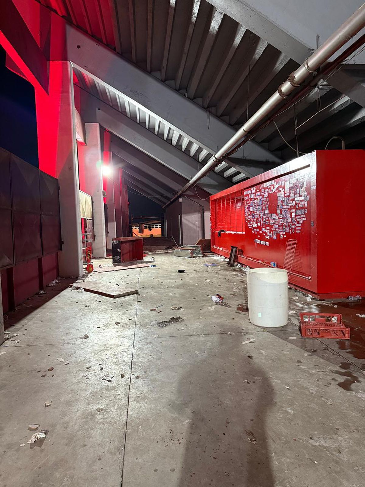 Ca după război! Imagini terifiante pe stadion: suporterii s-au umplut de sânge, au sărit din tribune, sunt zeci de răniți grav și cel puțin un mort