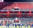 Ca după război! Imagini terifiante pe stadion: suporterii s-au umplut de sânge, au sărit din tribune, sunt zeci de răniți grav și cel puțin un mort