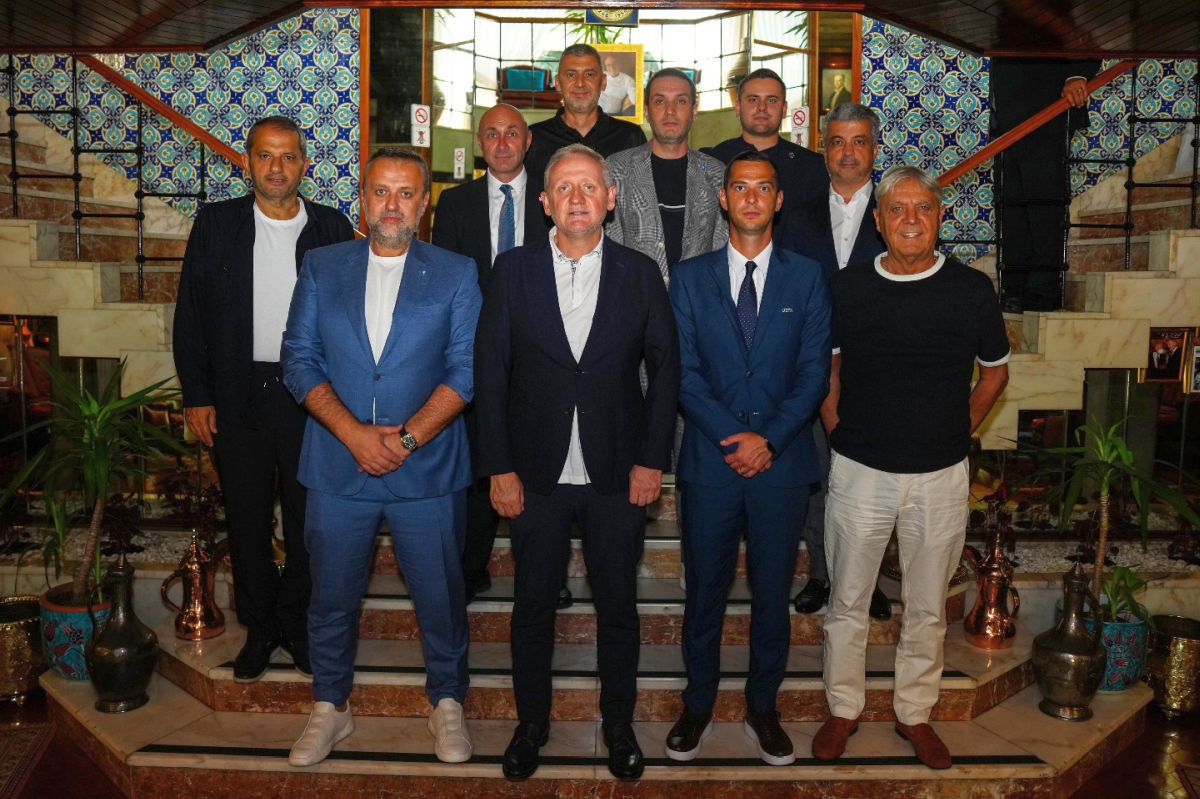 Plachete, zâmbete și masa oficială: ce s-a întâmplat la Istanbul, înainte de Bașakșehir - Universitatea Craiova