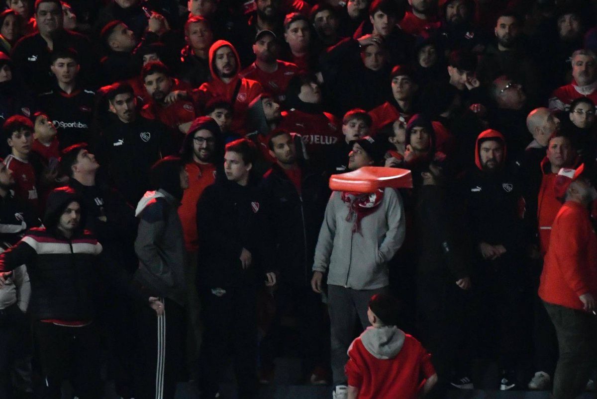 Ca după război! Imagini terifiante pe stadion: suporterii s-au umplut de sânge, au sărit din tribune, sunt zeci de răniți grav și cel puțin un mort