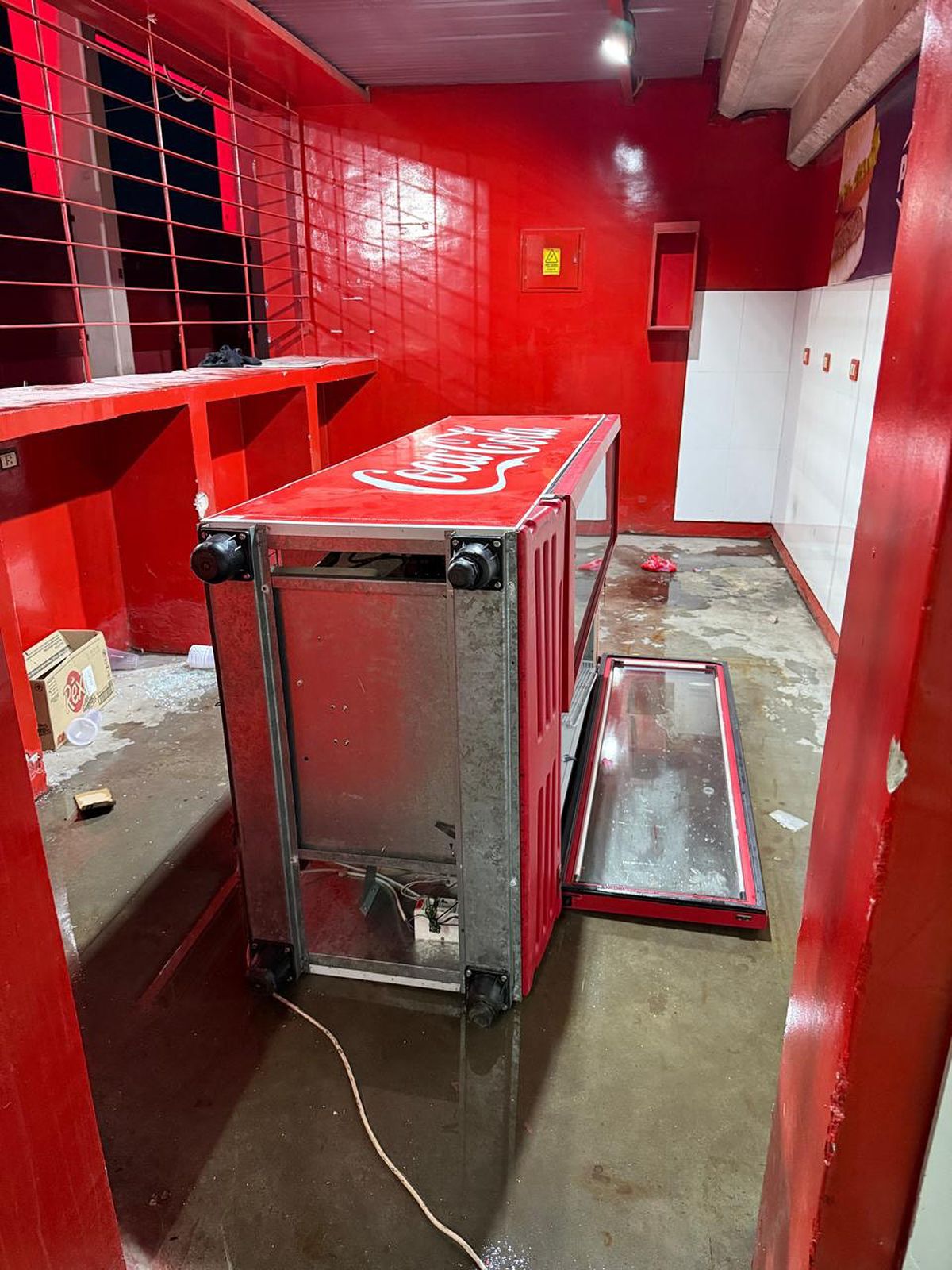 Ca după război! Imagini terifiante pe stadion: suporterii s-au umplut de sânge, au sărit din tribune, sunt zeci de răniți grav și cel puțin un mort