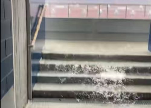 Șuvoaiele de ploaie au curs pe scările arenei și au inundat mai multe zone de pe Camp Nou / Foto: Tik Tok 
bigbangattack1111