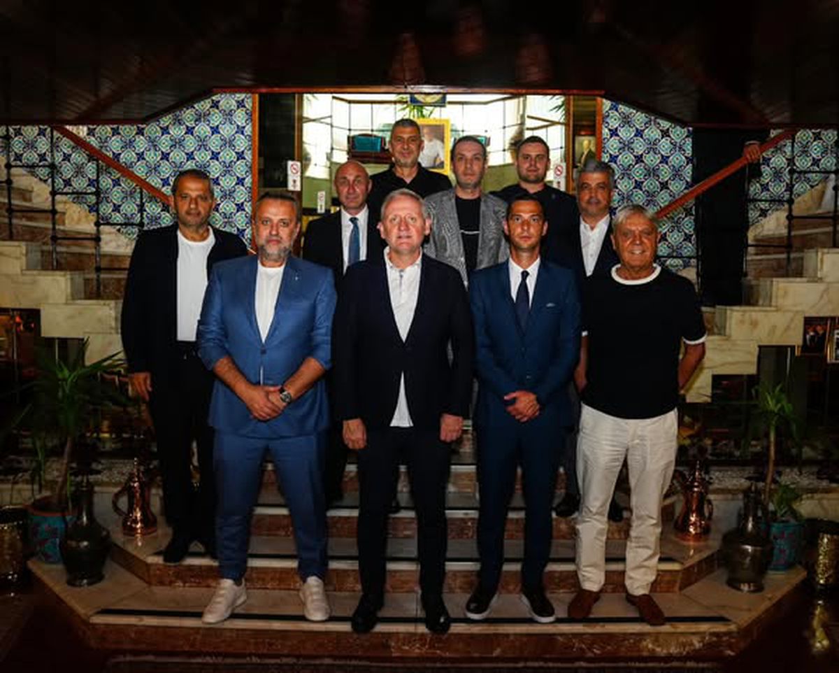 Plachete, zâmbete și masa oficială: ce s-a întâmplat la Istanbul, înainte de Bașakșehir - Universitatea Craiova