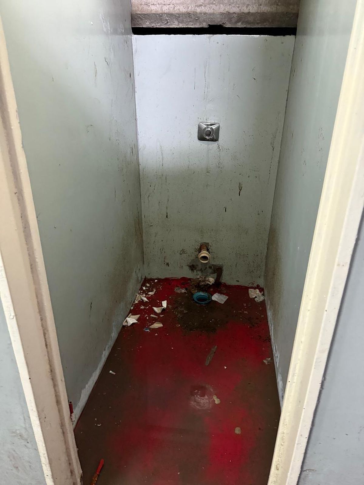 Ca după război! Imagini terifiante pe stadion: suporterii s-au umplut de sânge, au sărit din tribune, sunt zeci de răniți grav și cel puțin un mort