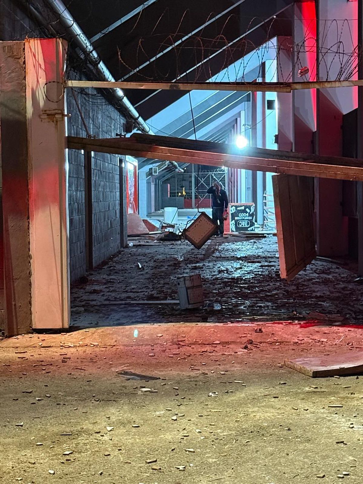 Ca după război! Imagini terifiante pe stadion: suporterii s-au umplut de sânge, au sărit din tribune, sunt zeci de răniți grav și cel puțin un mort