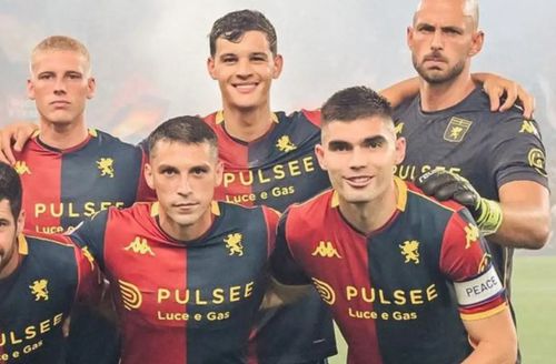 Johan Vasquez (în dreapta lui Nicolae Stanciu) este căpitanului lui Genoa / Foto: X