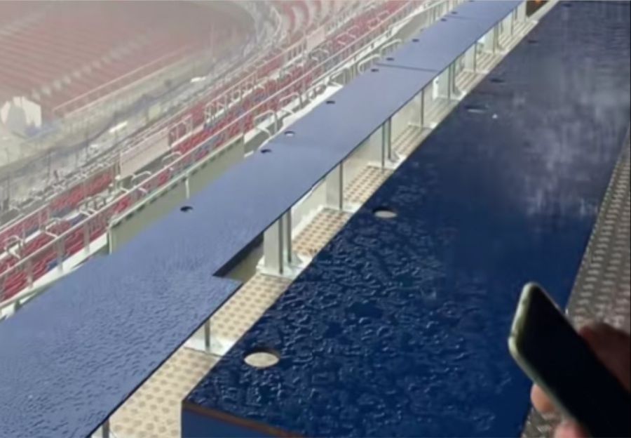 Șuvoaiele de ploaie au curs prin acoperiș și în sectorul rezervat presei pe Camp Nou / Foto: Tik Tok bigbangattack1111 Cod roșu la Barcelona, fix înaintea vizitei UEFA! Imagini de pe „Camp l'eau”: „Lacrimile lui Real Madrid!”