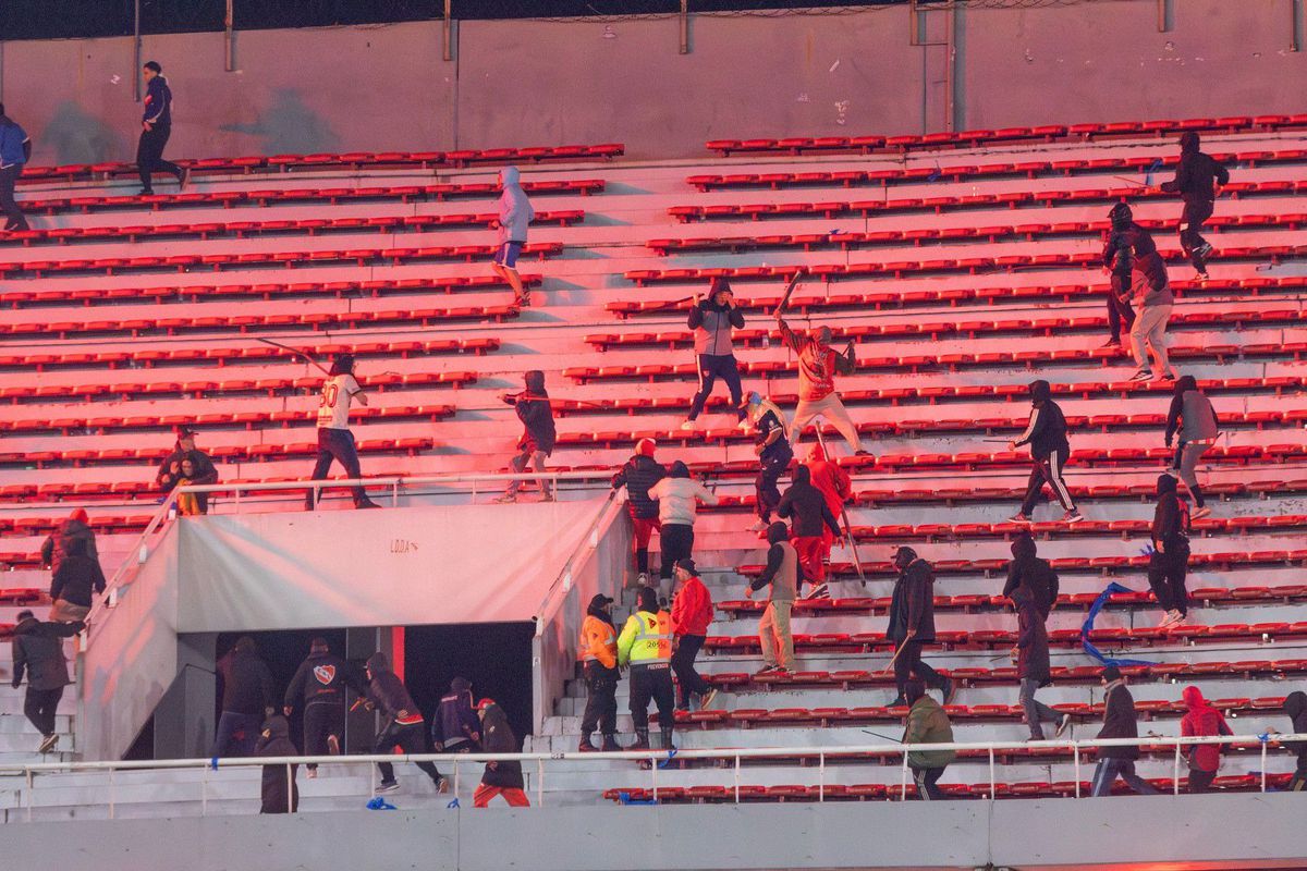 Ca după război! Imagini terifiante pe stadion: suporterii s-au umplut de sânge, au sărit din tribune, sunt zeci de răniți grav și cel puțin un mort