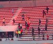 Ca după război! Imagini terifiante pe stadion: suporterii s-au umplut de sânge, au sărit din tribune, sunt zeci de răniți grav și cel puțin un mort
