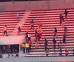 Ca după război! Imagini terifiante pe stadion: suporterii s-au umplut de sânge, au sărit din tribune, sunt zeci de răniți grav și cel puțin un mort